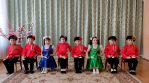 Ансамбль лошкарей исполняет русскую народную песню "Из под дуба"
