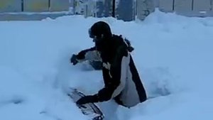 Откапывает машину из снега