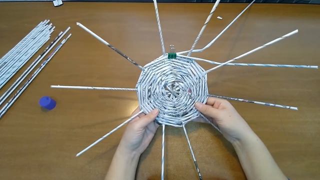 Корзинка из газетных трубочек