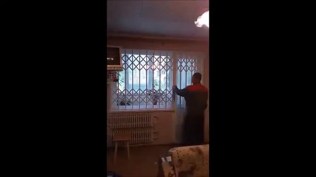 Установка раздвижной решётки Professional M на балконный блок в квартире смотреть онлайн