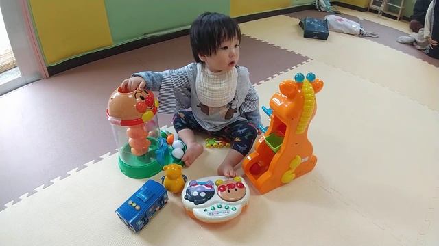 Playing with 'Anpanman' toys смотреть онлайн