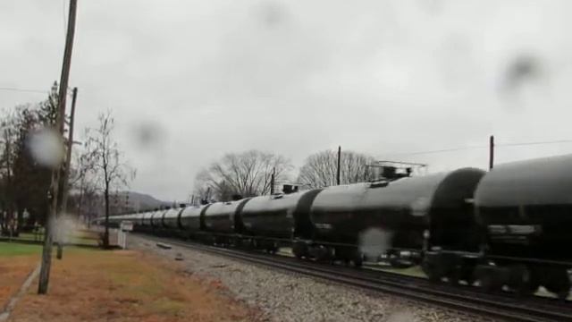 BNSF sd70mac on csx rare move on an oil train 12/29/13 смотреть онлайн