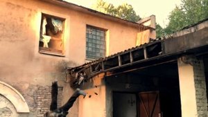 Уничтожение  боевика. Падение с крыши.