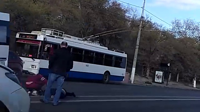 На видео попал погибший под колесами иномарки волгоградец, проигнорировавший "зебру"