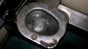 Что будет, если в унитаз поезда на полном ходу бросить лом?