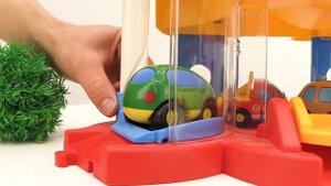 Бамблби ищет гараж. Трансформеры и игры в машинки.