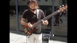 Уличный Музыкант Классно Играет На Бас Гитаре