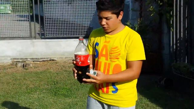 Coca Cola vs Mentos In Bocca смотреть онлайн