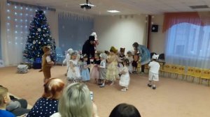 Игра в снежки с родителями на Новогоднем утреннике, 2ая младшая группа