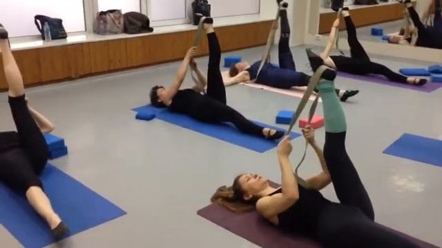 Групповые занятия растяжкой в Москве смотреть онлайн