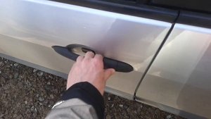 Видео: Как открыть дверь в Рено Сценик?