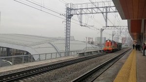 Тепловоз ЧМЭ3-2839 с двумя хопперами, О.П Нижегородская.