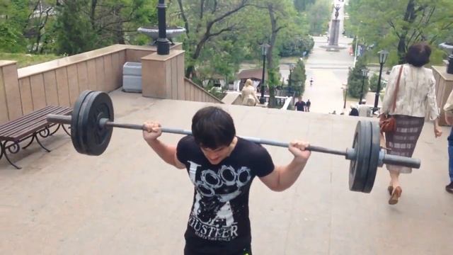 Подъем на каменную лестницу со штангой 100 кг г. Таганрог смотреть онлайн