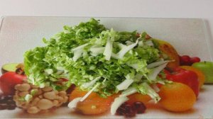 Салат из пекинской капусты с огурцом и мягким сыром