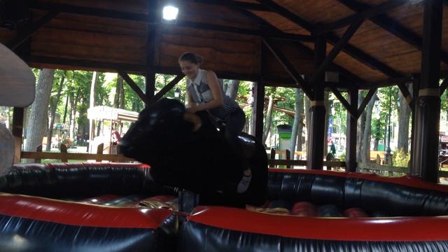 Подружка седлает механического быка скачки на быке девушка механический бык развлечения родео. смотреть онлайн