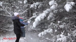Прогулка в лесу с куклой Машей собираем шиповник. Видео для детей про кукол. Развивающее видео