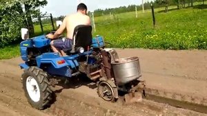 На трёх колёсах посадка картофеля Русич т12
