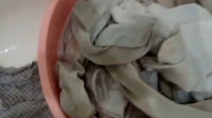 Белые вещи замочить в ручную в стиральном порошке для этого нам понадобиться вода.