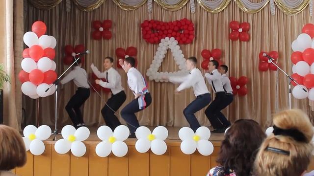 9 классы. Танец парней на последний звонок смотреть онлайн