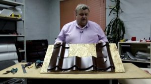 Встраивание фартука на кровле из металлочерепицы с использованием уплотняющего кляммера.