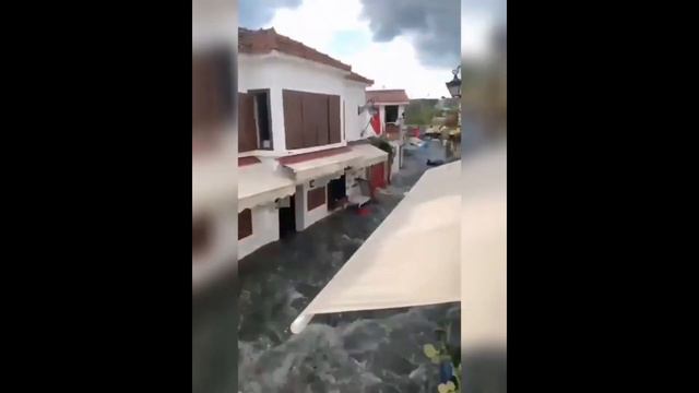 Землетрясение и цунами в Турции. 30.10.2020 смотреть онлайн