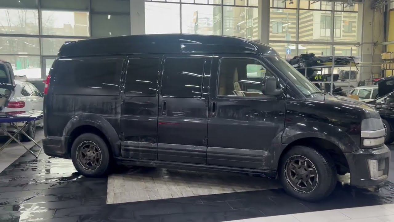 Chevrolet Express переделан в мобильный офис - обзор салона