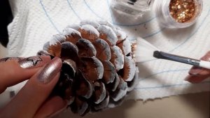 Как украсить шишки лаками для ногтей и блестками