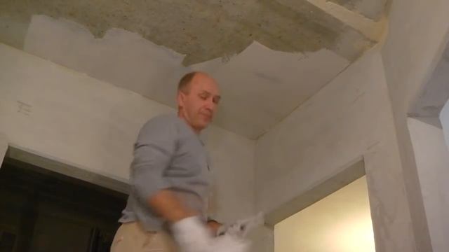 Как шпаклевать бетонный потолок под покраску