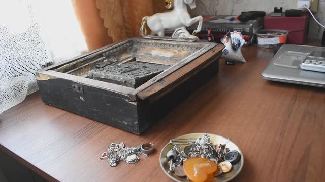 Купили икону, статуэтки, бижутерию.