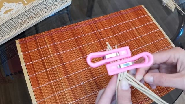 Самая крепкая ручка для корзины или подноса из газетных трубочек. Как сделать ручку для корзины .