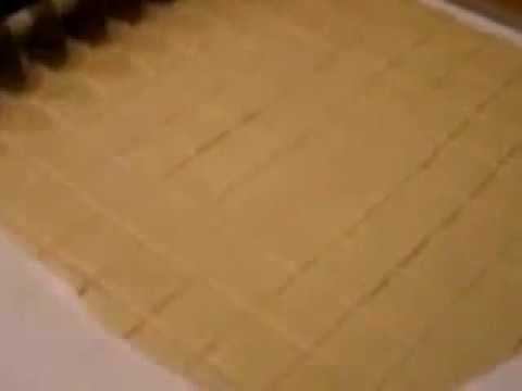 Видео работы ручной скалки для нарезки теста