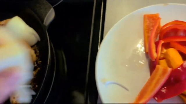 #roastedchicken | SKILLET ROASTED CHICKEN & VEGGIES | CARROTS + ONIONS + RED PEPPERS + RICE #cookin смотреть онлайн