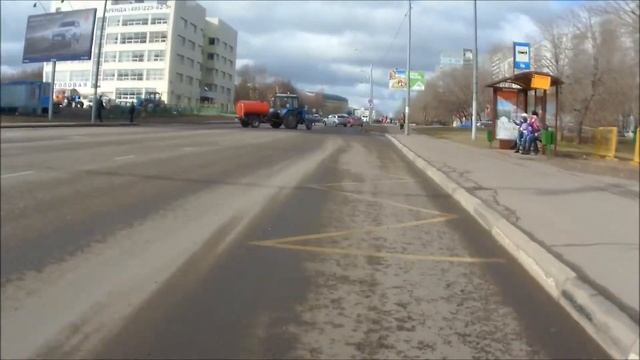 Езда одинокого велосипедиста на работу по Москве.