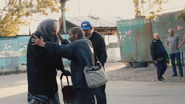 EDWARD BIL ПРАНК / БОМЖИ НАПАЛИ НА БАБУШКУ смотреть онлайн