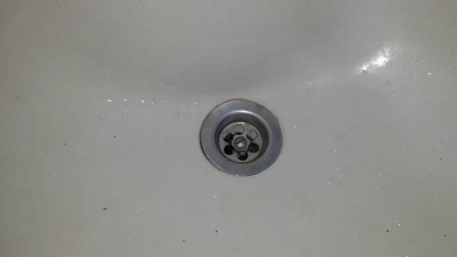 Как отмыть раковину от желтого налета за 3 секунды!