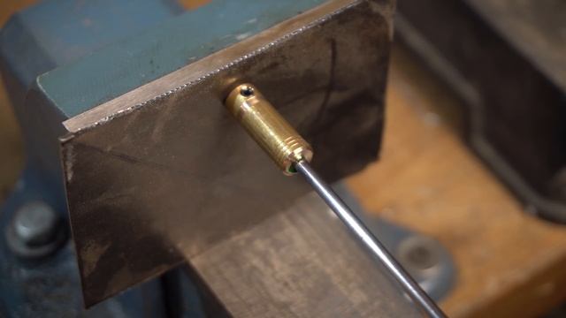 Делаем точный станок для нарезания мелкой резьбы! смотреть онлайн