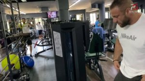 РАЗОРВЁТ ГОЛОВКУ БИЦЕПСА! Необычное упражнение на пик от Папы Смита.