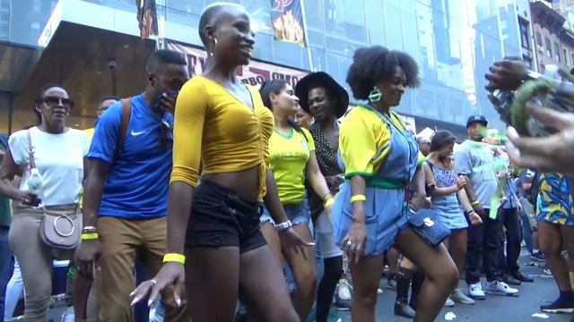 BRAZILIAN GIRLS DANCE AT BRAZILIAN CARNIVAL WITH BRAZILIAN SAMBA ORCHESTRA DRUMS MUSIC NEW YORK CIT смотреть онлайн