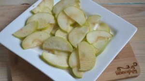 Розочки из слоеного теста с яблоками