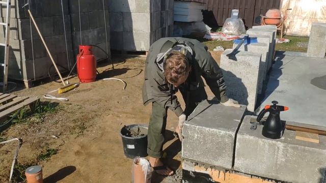 Первые ряды блоков полистиролбетон | Глазки серуны, ручки делуны