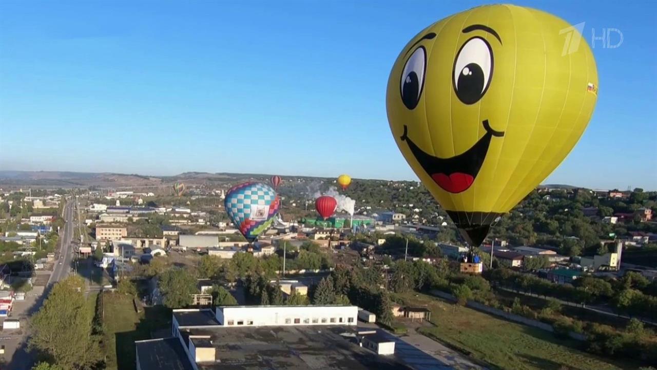 С сильным ветром на большой высоте пришлось бороть...тникам фестиваля воздушных шаров на Ставрополье