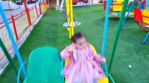 Влог Лялика  катаются на качелях. Игра на детской площадке
