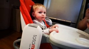 Маленькая девочка Уля кушает кашу