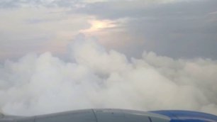 Облака - вид сверху с самолета.mp4