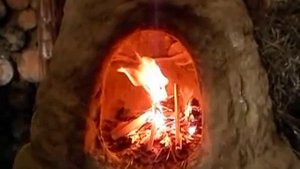 Саманная печь в доме из глиночурки
