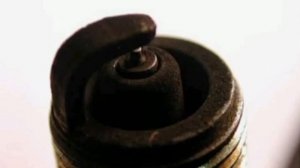 Почему чёрные свечи на двигателе. reason why there are black spark plugs on the engine.