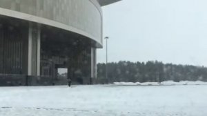 Парень чистит снег в ручную  ДК "Нефтяник " Сургут