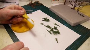 Дерево для диорамы из ветки, сантехнической пакли и опилок.