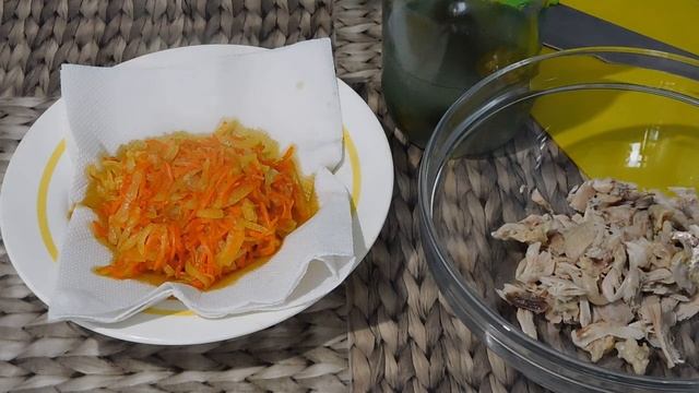 ❗ Салат с курицей, солёными огурцами и тушеными морковью с луком. Просто объедение!