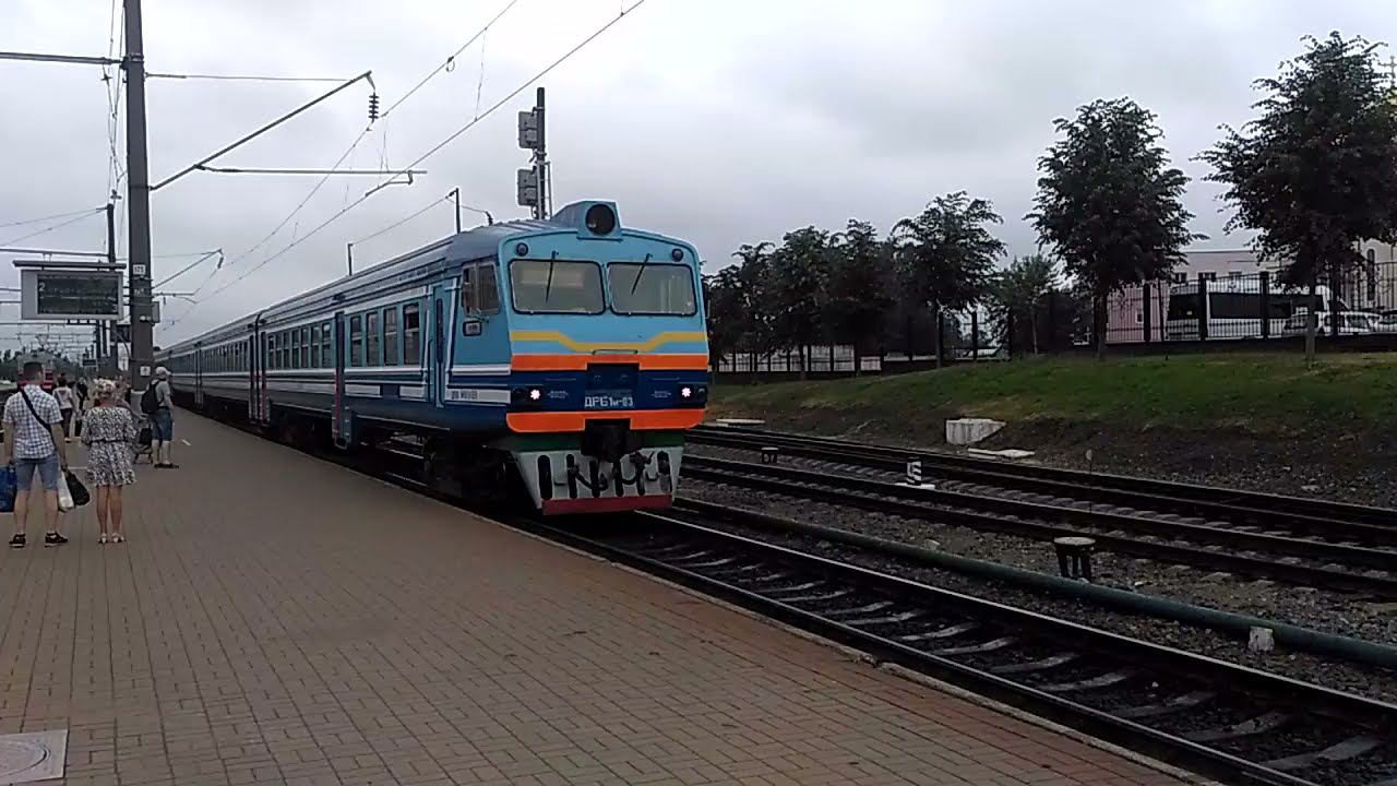 Дизель-поезд "Орша-Могилев" отправляется от станции Орша-Центральная. 27.06.2021.